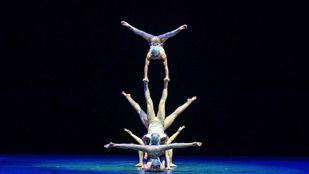 Acrobacias, danza y fantasía en el Circo Acrobático de China