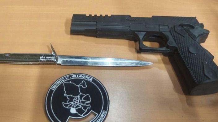 Detenidos en Villaverde tras intentar robar en un locutorio amezando al dueño con una pistola simulada