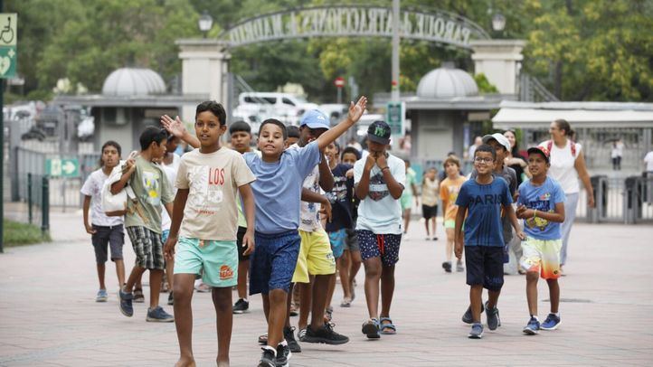 Niños pertenecientes al programa 'Vacaciones en Paz' en el Parque de Atracciones
