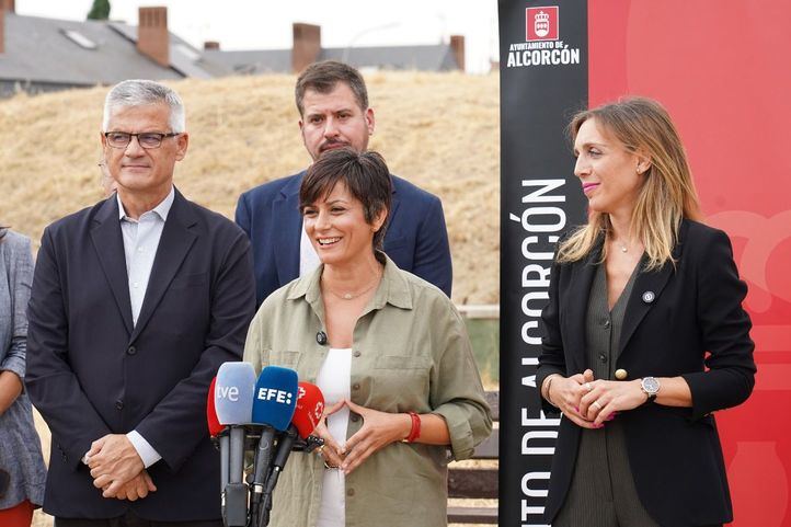 La ministra de Vivienda y la alcaldesa de Alcorcón en su visita a una de las parcelas del proyecto ADA