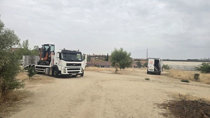 Colocadas varias vallas en la parcela que albergará el cantón de Montecarmelo