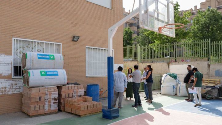 La concejala de Arganzuela, Lola Navarro, recorre los centros educativos en los que la Junta Municipal acomete obras de mejora durante el verano