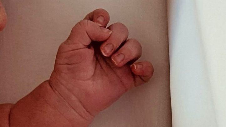 Mano de la nueva bebé de Rita Maestre
