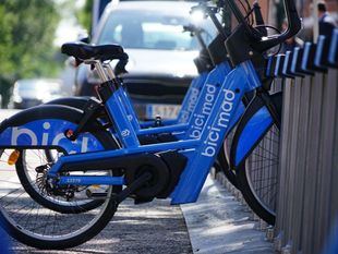 Un joven que conducía una Bicimad, herido de gravedad tras colisionar con un vehículo en Fuencarral