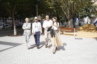a delegada de Obras y Equipamientos, Paloma García Romero, acompañada por el concejal de Carabanchel, Carlos Izquierdo, visita la plaza del Valle de Oro