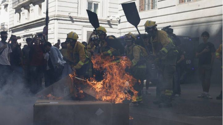 Los efectivos de las Brigadas Forestales contratados por Tragsa que trabajan en la Comunidad de Madrid se concentran frente al Ministerio de Hacienda