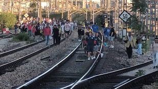 Una avería eléctrica en Atocha provoca el caos en Cercanías: los pasajeros ocupan las vías