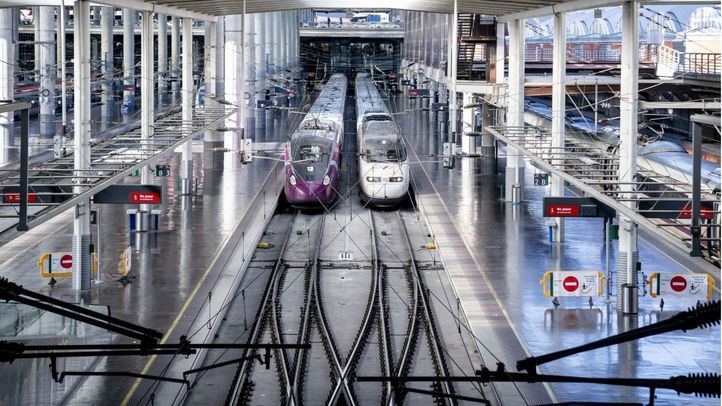 Dos trenes en las vías de la estación de Atocha-Almudena Grandes