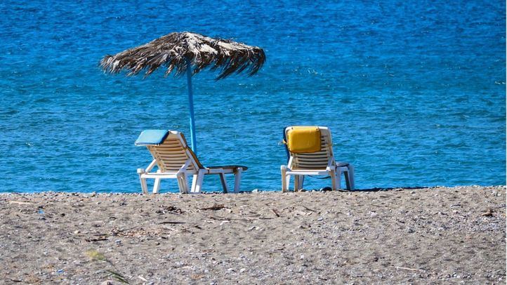 Imagen de archivo de dos hamacas en una playa