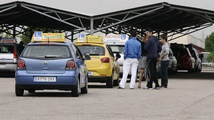 Coches de autoescuela en el centro de exámenes de Tráfico en Móstoles