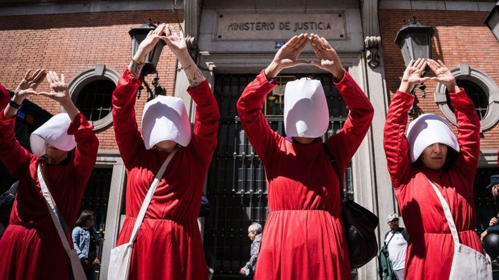 Varias mujeres vestidas con el uniforme del 'Cuento de las Criada' se manifiestan bajo el lema 'Las mujeres no se alquilan, los bebés no se compran', frente al Ministerio de Justicia