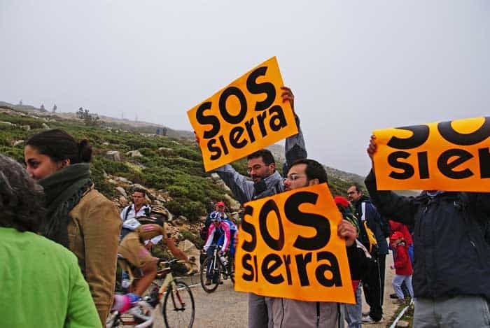 Protesta de los Ecologistas contra la llegada de La Vuelta ciclista a la Bola del Mundo