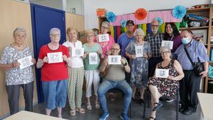 Los mayores de 80 años descubren el Zentangle, un método creativo de dibujo que relaja y estimula