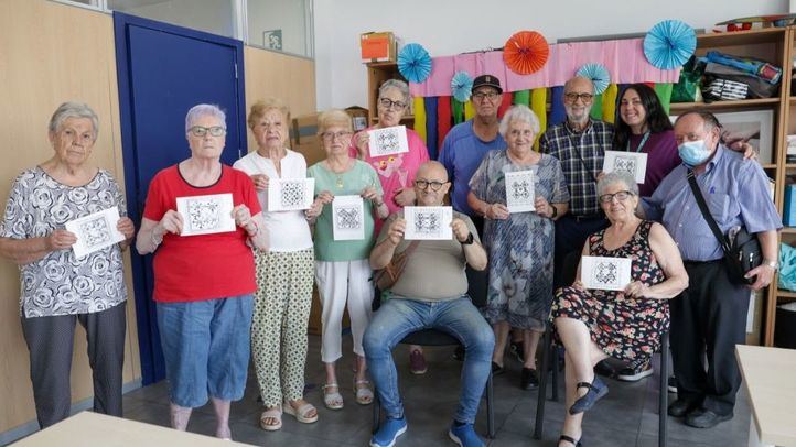 Usuarios del Servicio de Ayuda a Domicilio de Atende que participaron en el taller de Zentangle