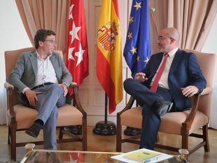 Almeida y el delegado del Gobierno cruzan reproches por su ausencia en el Debate