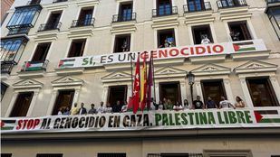 Más Madrid despliega la bandera de Palestina y dos pancartas en el Edificio de Grupos Municipales