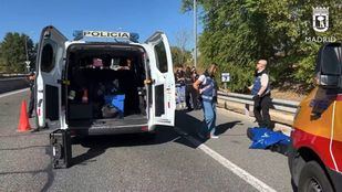 Fallece un ciclista de 73 años tras colisionar con un camión que realizaba trabajos de limpieza en Barajas
