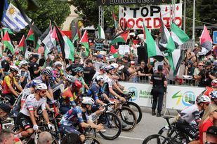 Decenas de personas durante una concentración contra la participación de Israel en la Vuelta Ciclista a España, a 7 de septiembre de 2025, en Vegadeo (Asturias)