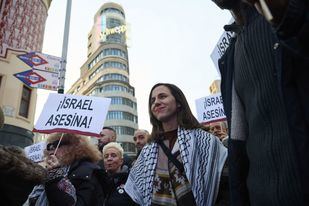 La portavoz de Podemos en el Congreso, Ione Belarra, durante una concentración de emergencia por los últimos ataques israelíes a palestinos en los que han muerto más de 400 personas, en la Plaza de Callao, a 19 de marzo de 2025, en Madrid (España)