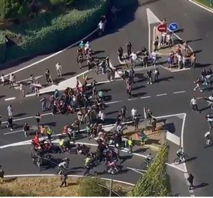 Manifestantes propalestinos logran entorpecer al pelotón a menos de 20km de la meta