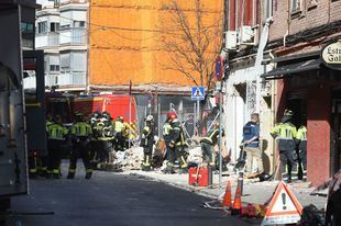 Equipos de emergencias trabajan en la zona donde se ha producido la explosión, a 13 de septiembre de 2025, en Madrid (España)