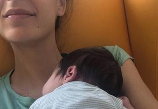 La hija recién nacida de Rita Maestre recibe el alta después de dos semanas en la UCI