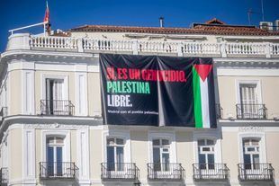 Pancarta desplegada por Más Madrid en la Puerta del Sol