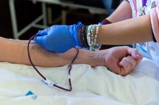 El brazo de un donante de sangre durante la celebración de los actos por el maratón de donación de sangre en el vestíbulo del hospital Ramón y Cajal, a 20 de noviembre de 2024