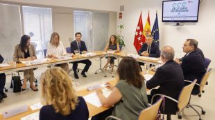 El consejero de Medio Ambiente, Agricultura e Interior de la Comunidad de Madrid, Carlos Novillo, junto a representantes de los ayuntamientos y universidades en la presentación del acuerdo Arco Verde Universitario