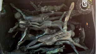 Arrestados un padre y su hijo por sustraer 32 de crucifijos de bronce en cementerios