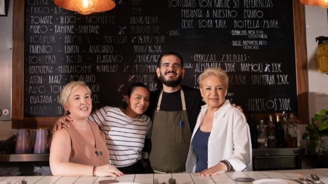 Mara, Patricia, José y Susi Díaz, embajadora de Acción contra el Hambre, en el restaurante solidario La Llorería