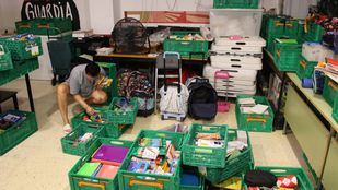 Recogida de material escolar en El Pozo: "Es lo que marca que los chavales no arranquen ya en desventaja"