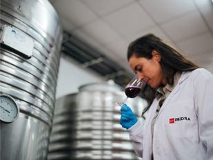 La Comunidad crea Encinero , un nuevo vino tinto propio para actos protocolarios