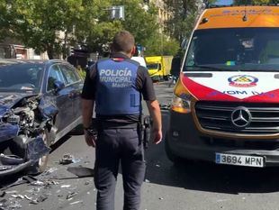 Grave accidente en Chamberí: una motorista sufre fracturas abiertas en ambas piernas