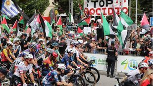 Decenas de personas durante una concentración contra la participación de Israel en la Vuelta Ciclista a España, a 7 de septiembre de 2025, en Vegadeo (Asturias)