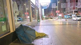 Personas sin hogar durmiendo en la calle