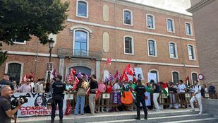 Protesta durante el acto inaugural del curso universitario 2025-2026