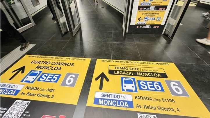 Cartelería anunciando el servicio alternativo de autobús por el corte de la L6