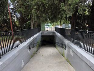 Paso peatonal de Ciudad Universitaria bajo la A-6 entre las facultades de Estadística y Geografía e Historia