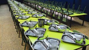 El Gobierno de Ayuso y el PSOE chocan por el rechazo de becas comedor en la región