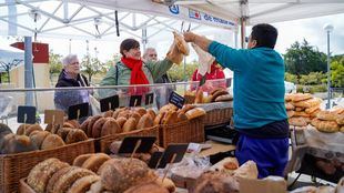Quesos, miel, vinos y artesanía en el regreso del Mercado de Productores de Colmenar Viejo