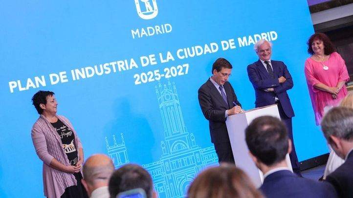 Almeida, en el acto de firma del acuerdo sobre el 'Plan de Industria de Madrid 2025-2027'