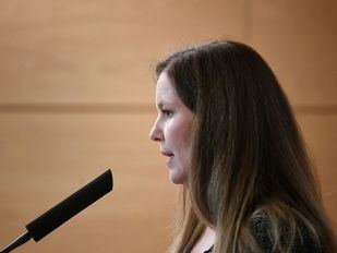 La Comunidad exige la dimisión de la ministra de Igualdad por la polémica de las pulseras contra el maltrato