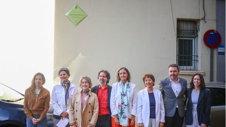 Placa en recuerdo a María Moliner en Tetuán