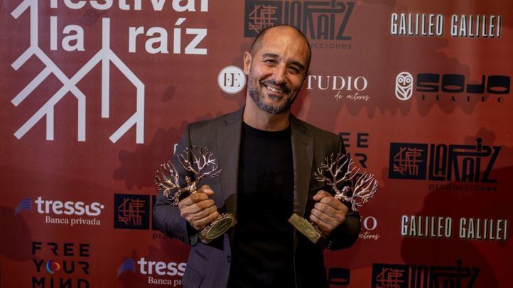 Alaín Hernández posa con sus galardones