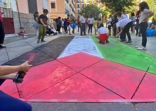 El Ayuntamiento borra una bandera de Palestina pintada con tiza por familias de un colegio de Malasaña