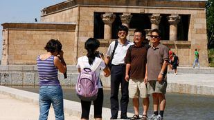 Turistas visitando el templo de Debod