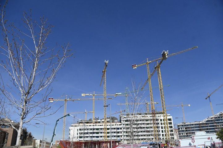 Gruas en edificios en construcción