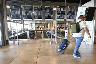 Archivo: Viajeros en el aeropuerto de Barajas en día de huelga de Ryanair