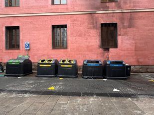 Desperfectos en la fachada del Museo de Historia de Madrid tras los incendios en los contenedores de basura situados en la calle de la Beneficiencia
